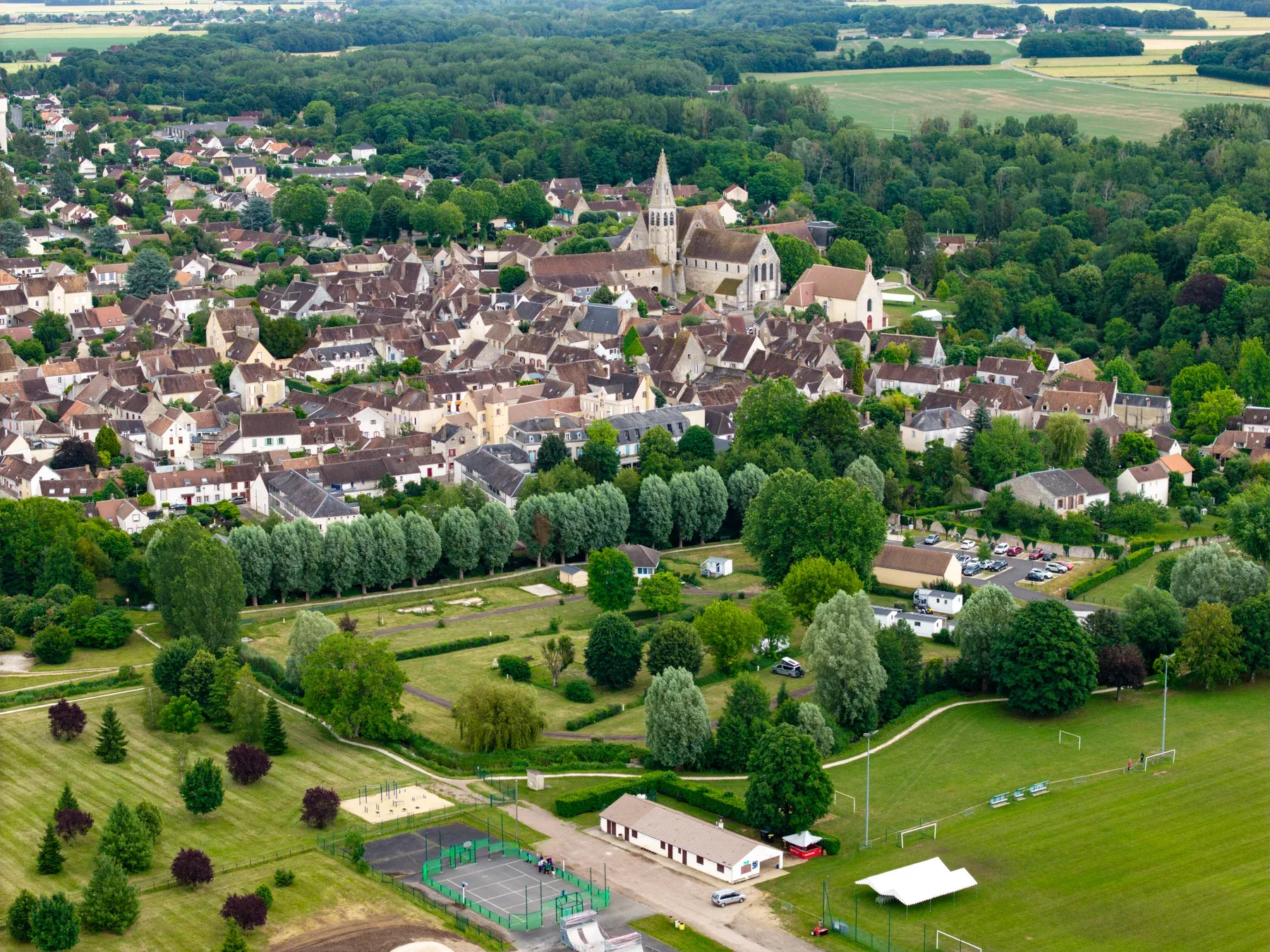 Parc de Ferrières — L’abbatiale et les toits du bourg, depuis les emplacements