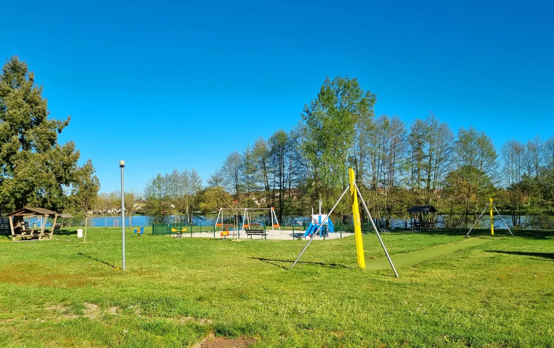 Parc de Coullons Grand Parc — L’aire de jeux, au bord de l’étang