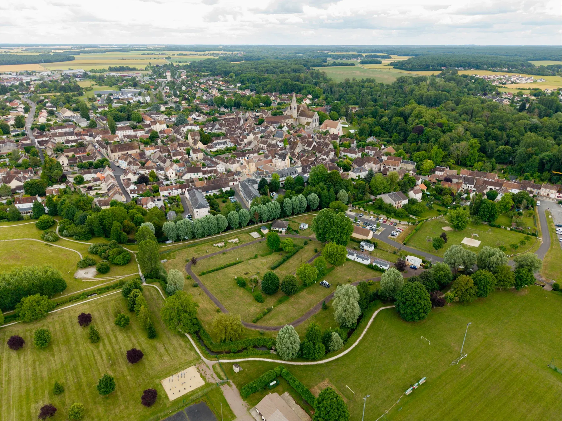 Parc de Ferrières — Le parc en lisière du bourg, les champs du Gâtinais au fond