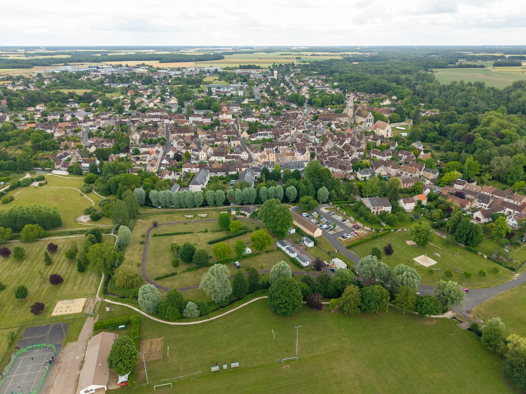Parc de Ferrières — Le parc et le bourg de Ferrières, vue large