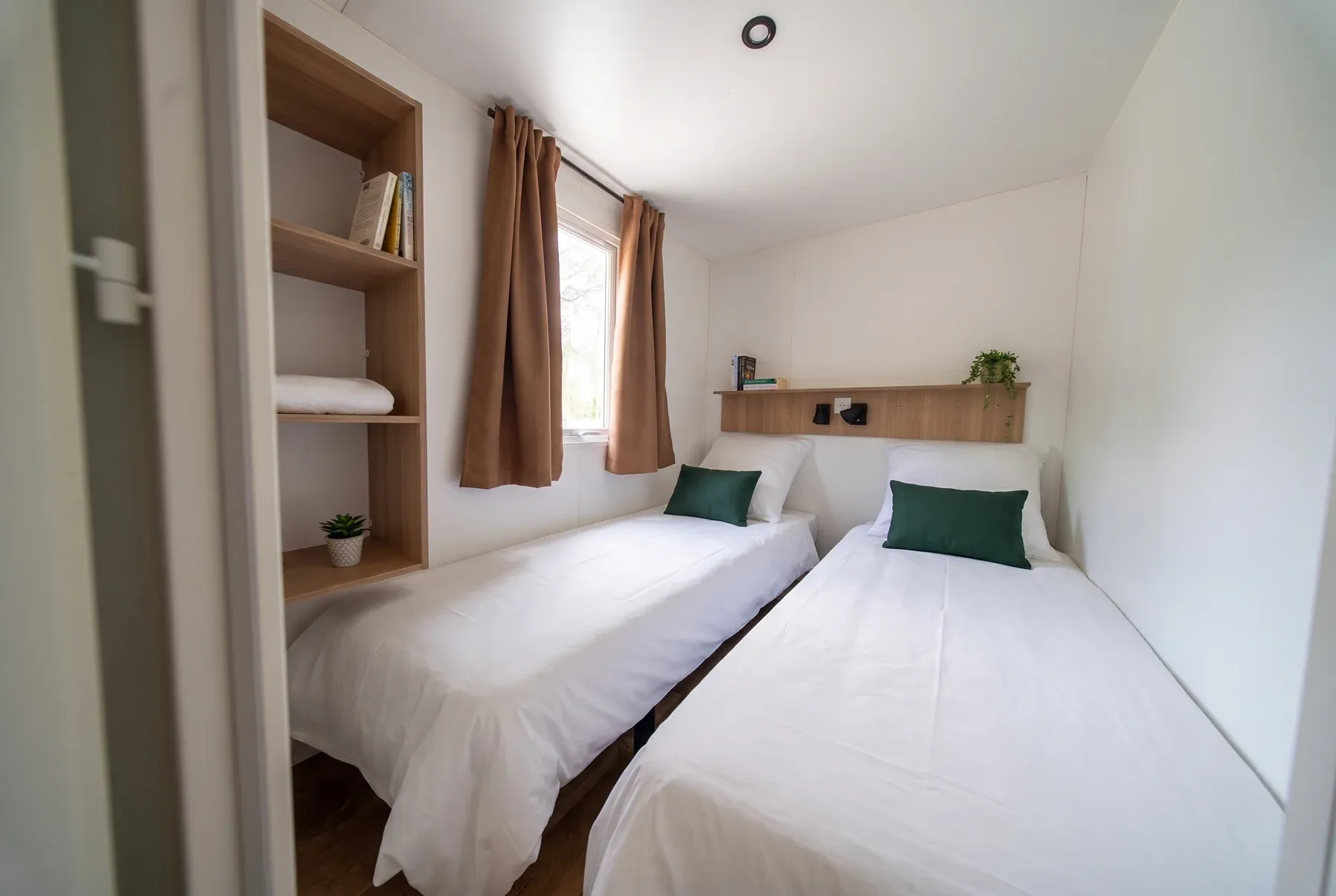 NEST 40.3 ARENA — La seconde chambre à deux lits simples, penderie et étagères