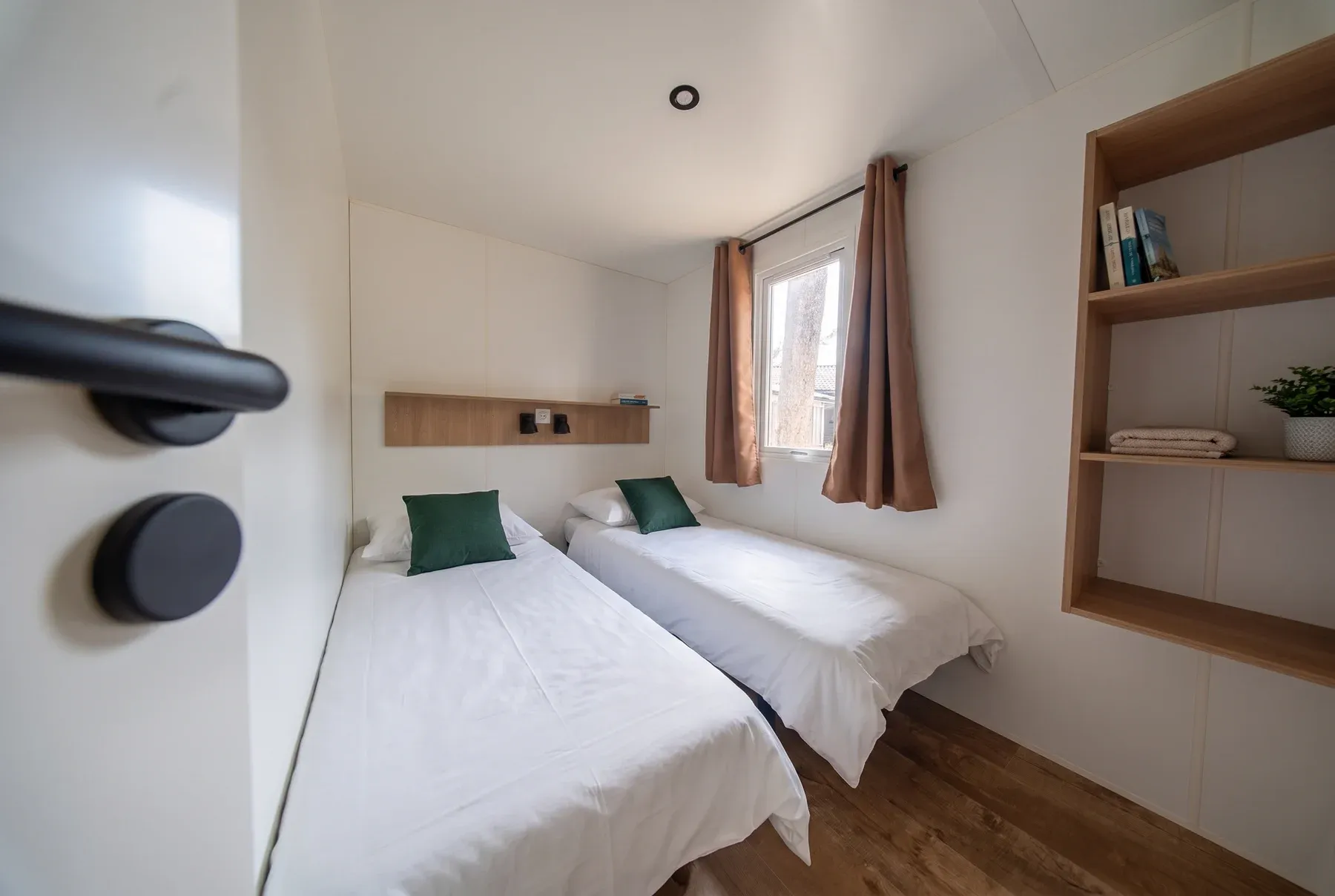NEST 40.3 ARENA — Une chambre à deux lits simples et ses rangements