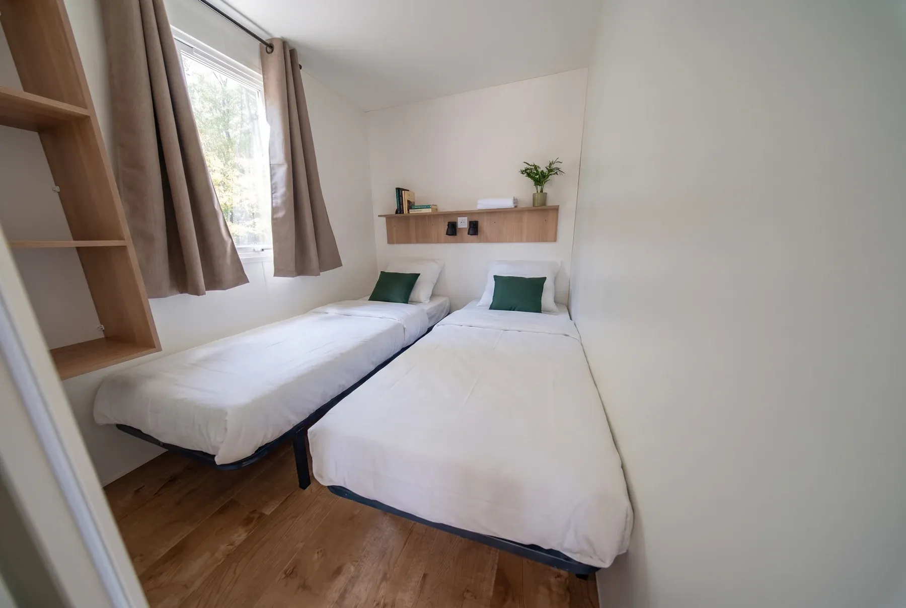 NEST PANO 38.2 — La seconde chambre, deux lits simples et sa penderie