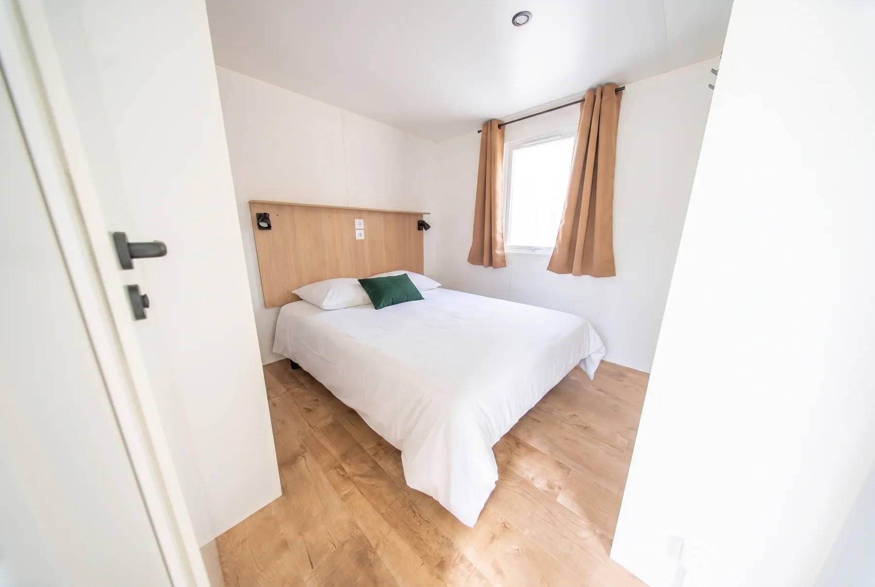 NEST 29.2 — La chambre parentale, lit double et tête de lit