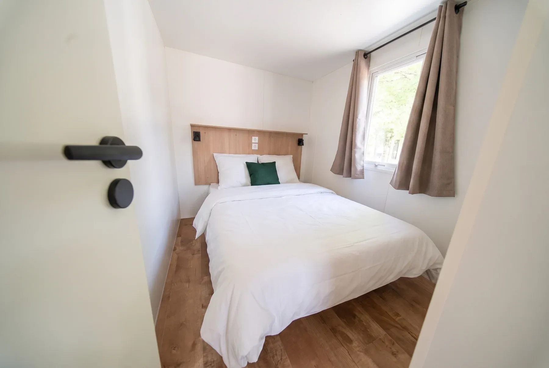 NEST PANO 38.2 — La chambre parentale, lit double et tête de lit