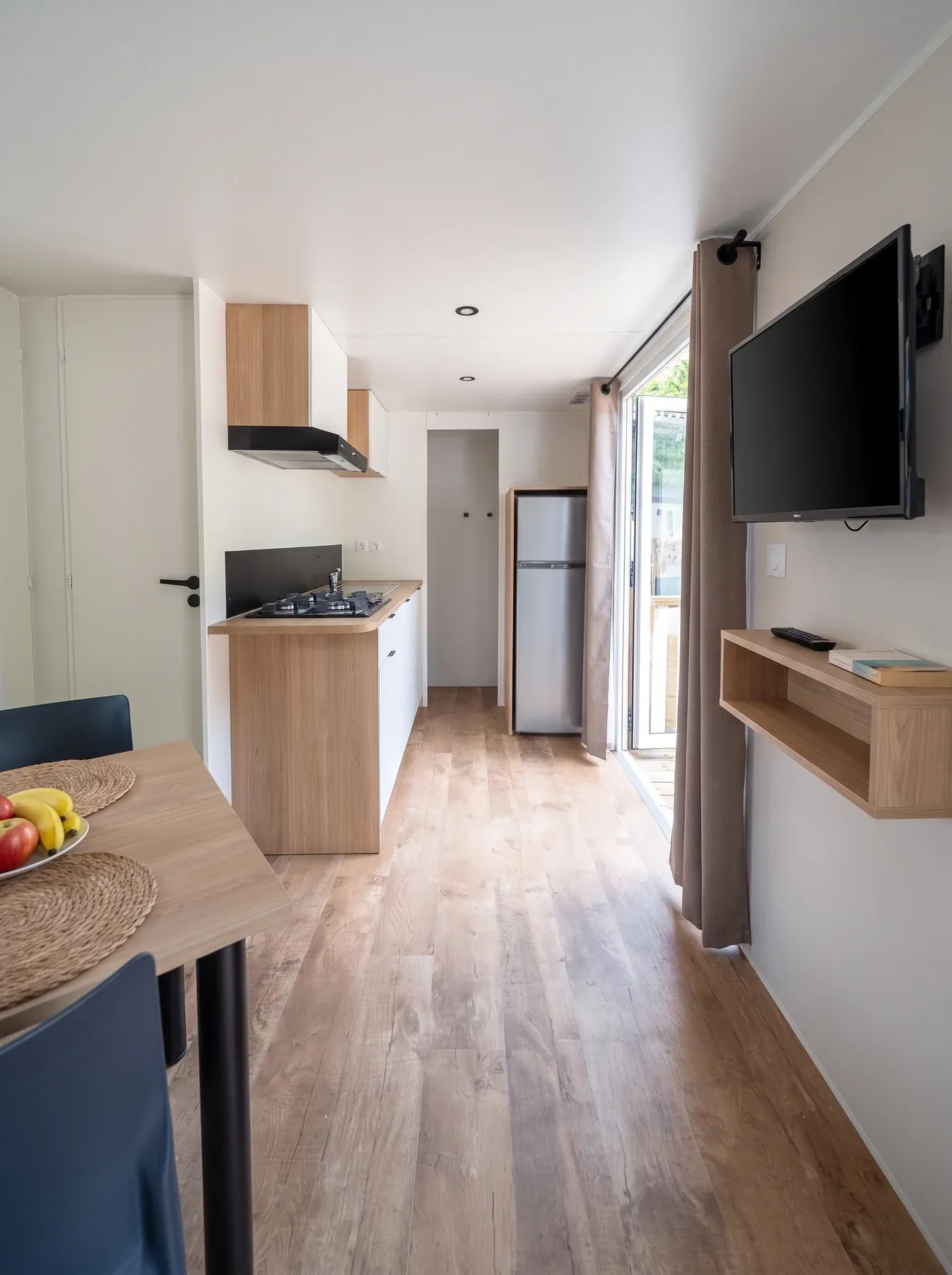 NEST 29.2 — La cuisine et le coin TV, face à la baie vitrée