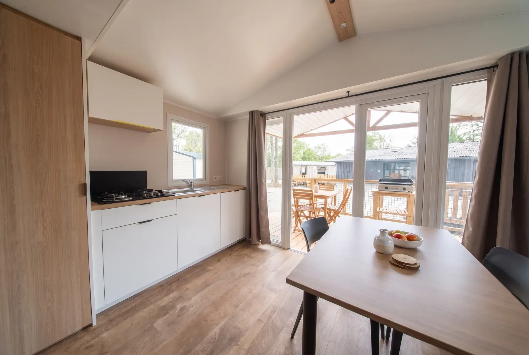 NEST PANO 38.2 — La cuisine et son plan de travail, dans l’axe du coin repas