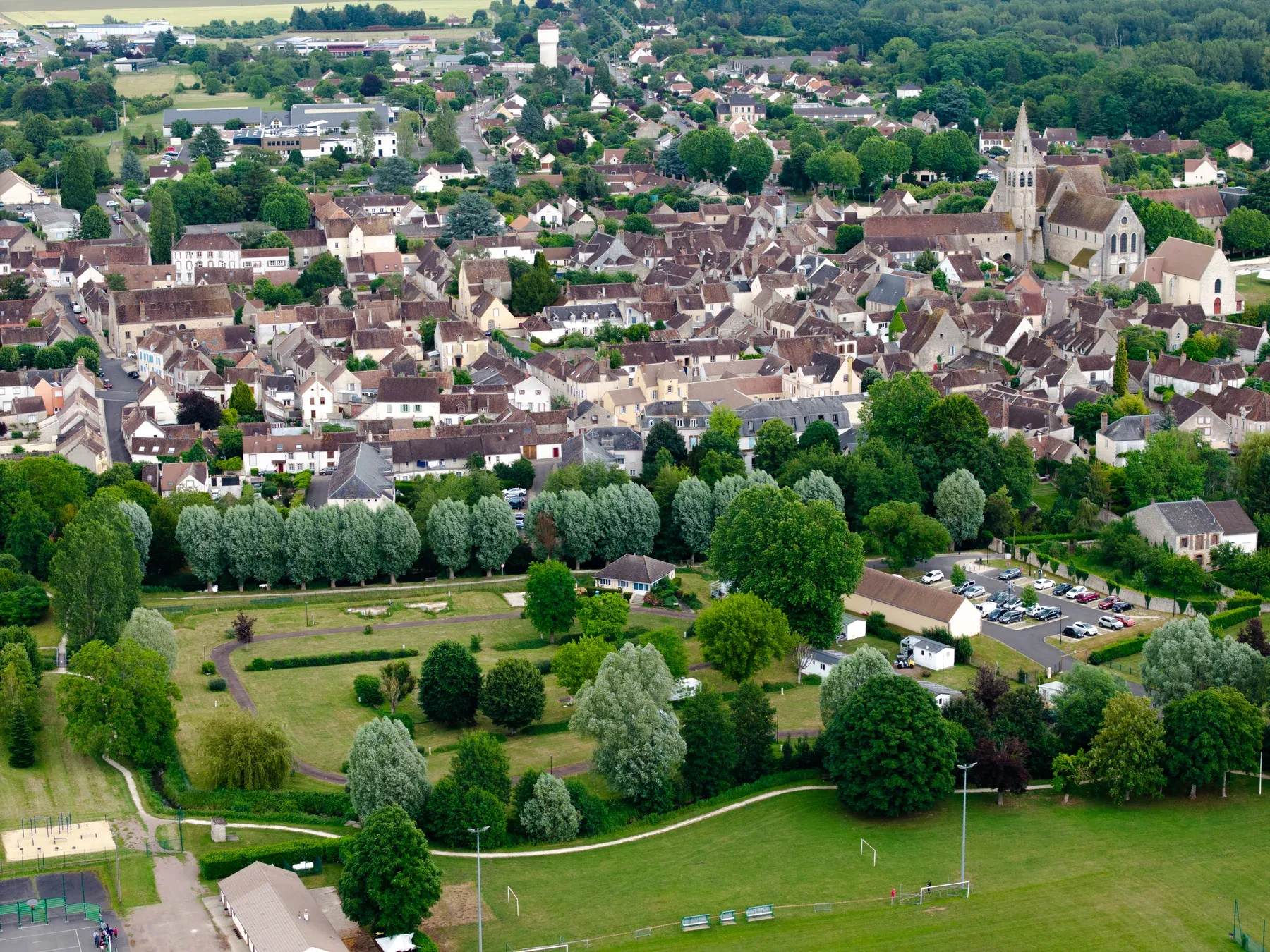 Parc de Ferrières — Les emplacements du parc, au pied de la cité médiévale