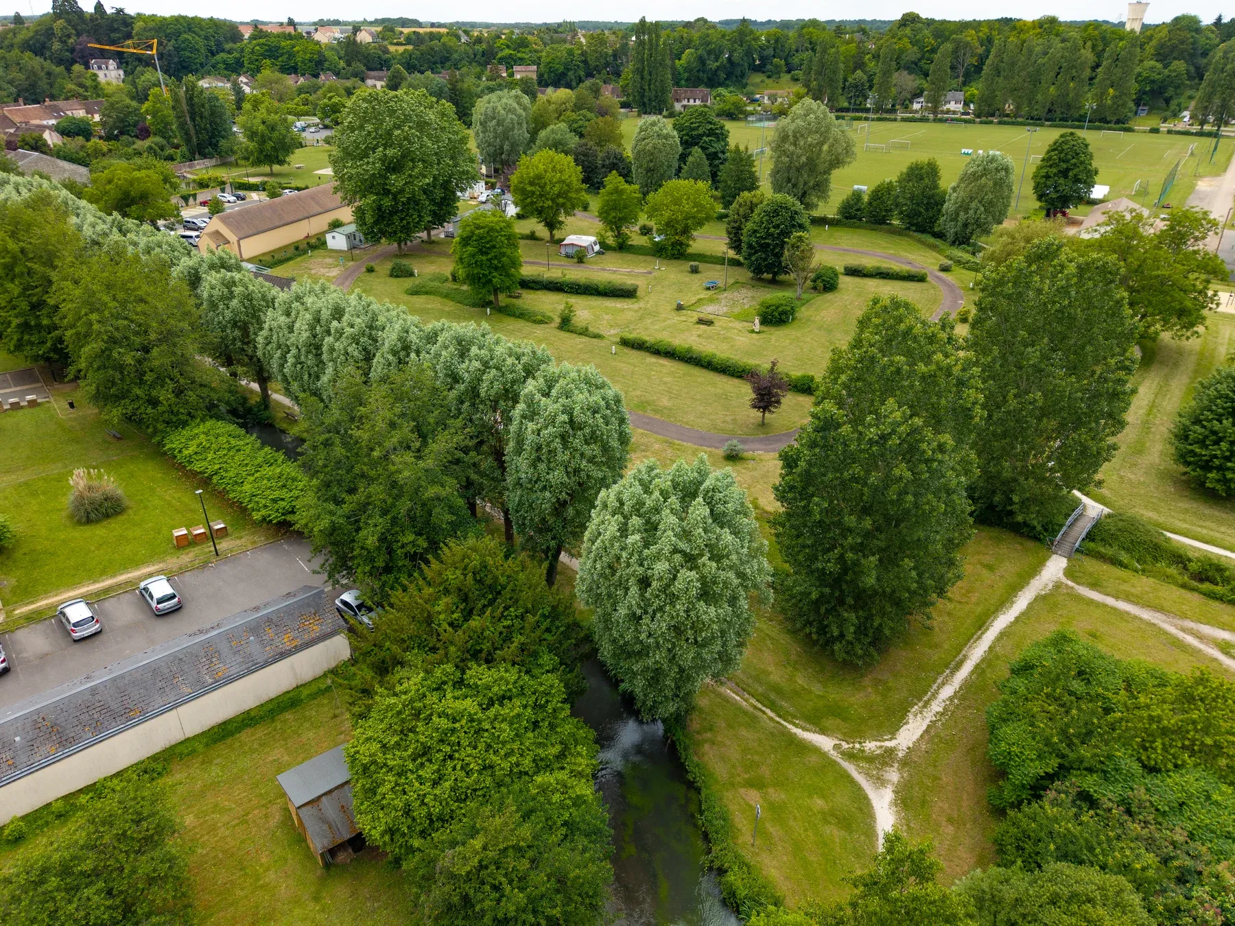 Parc de Ferrières — Les emplacements, la rivière et son rideau de peupliers