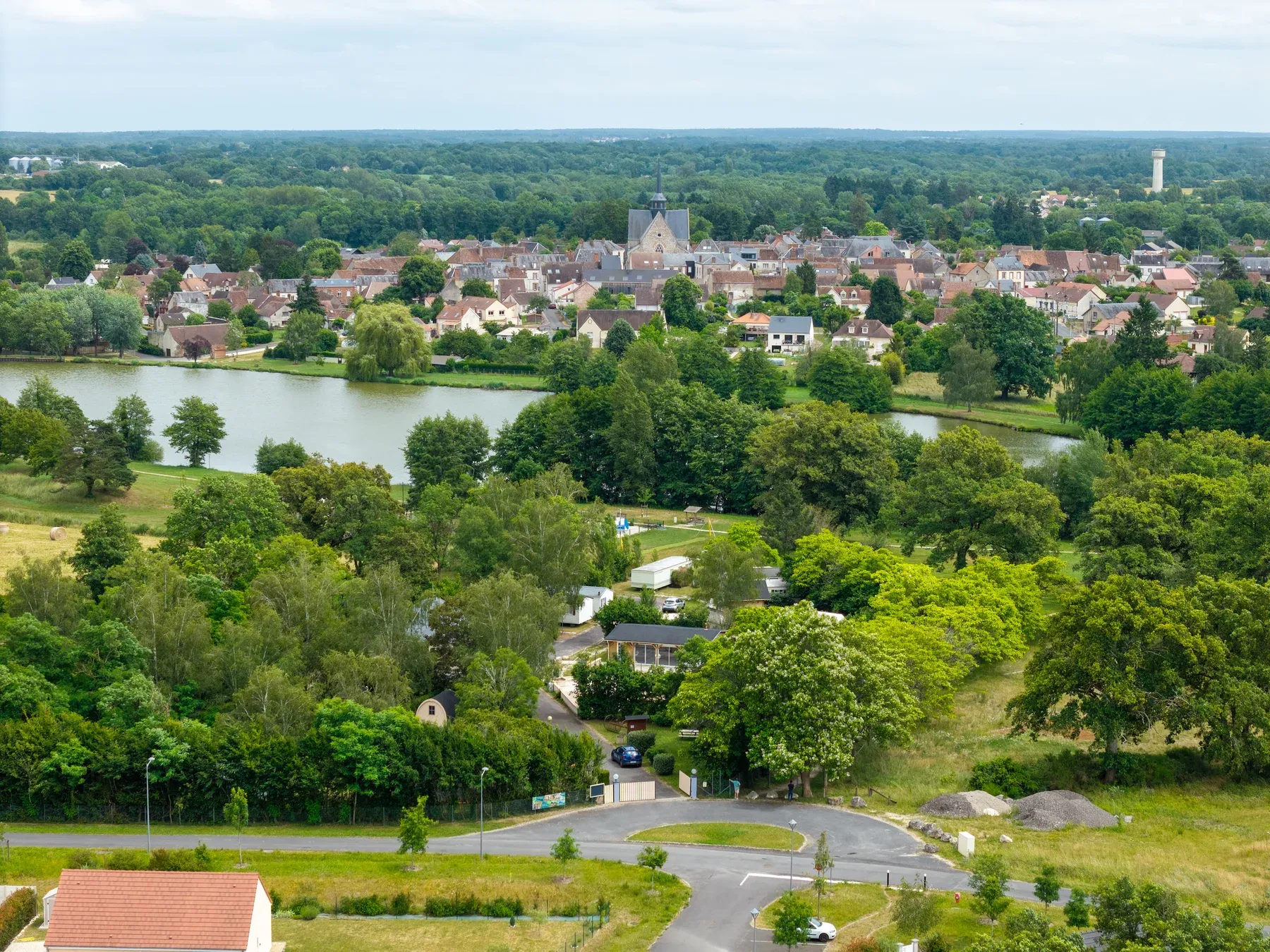 Parc de Coullons Grand Parc — L’étang et le clocher de Coullons, à deux pas du parc