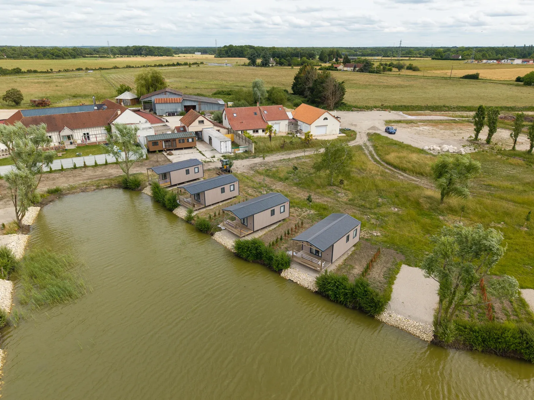 Parc de Lorris — Les mobil-homes alignés au bord de l’étang