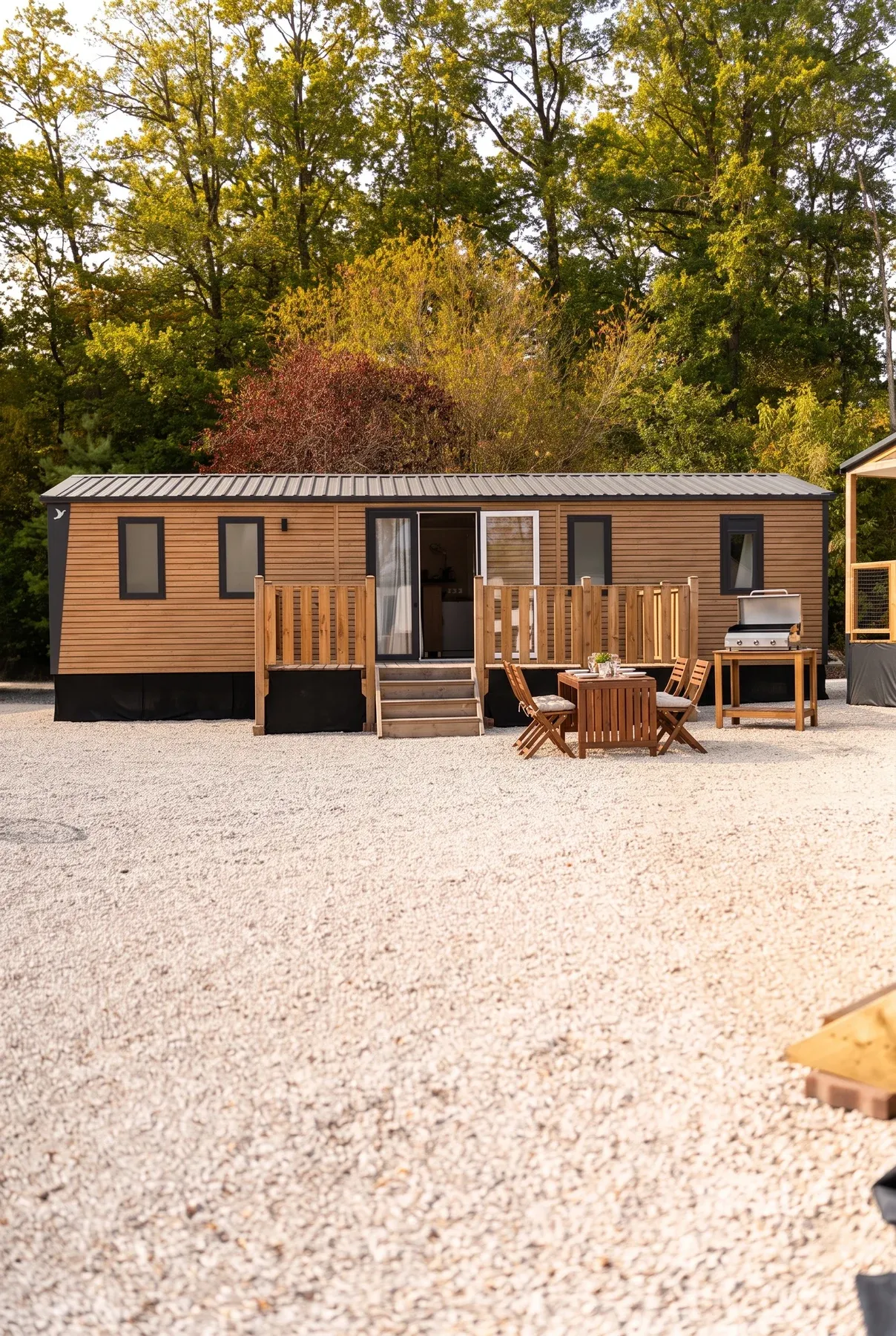 Mobil-home NEST 40.3 ARENA — La façade du NEST 40.3 en bardage arena, terrasse et plancha