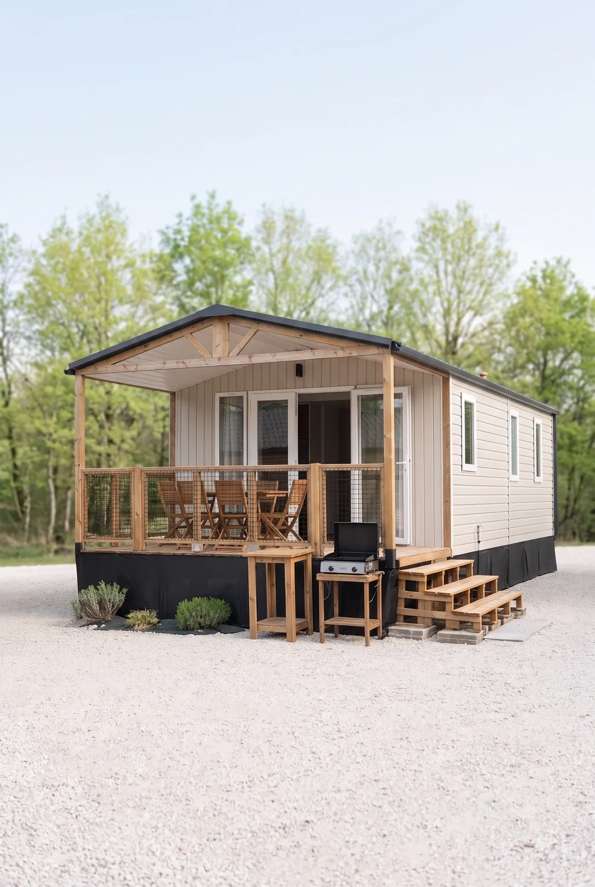 Mobil-home NEST PANO 38.2 — Le NEST PANO 38.2 de trois quarts, sa terrasse couverte et sa plancha