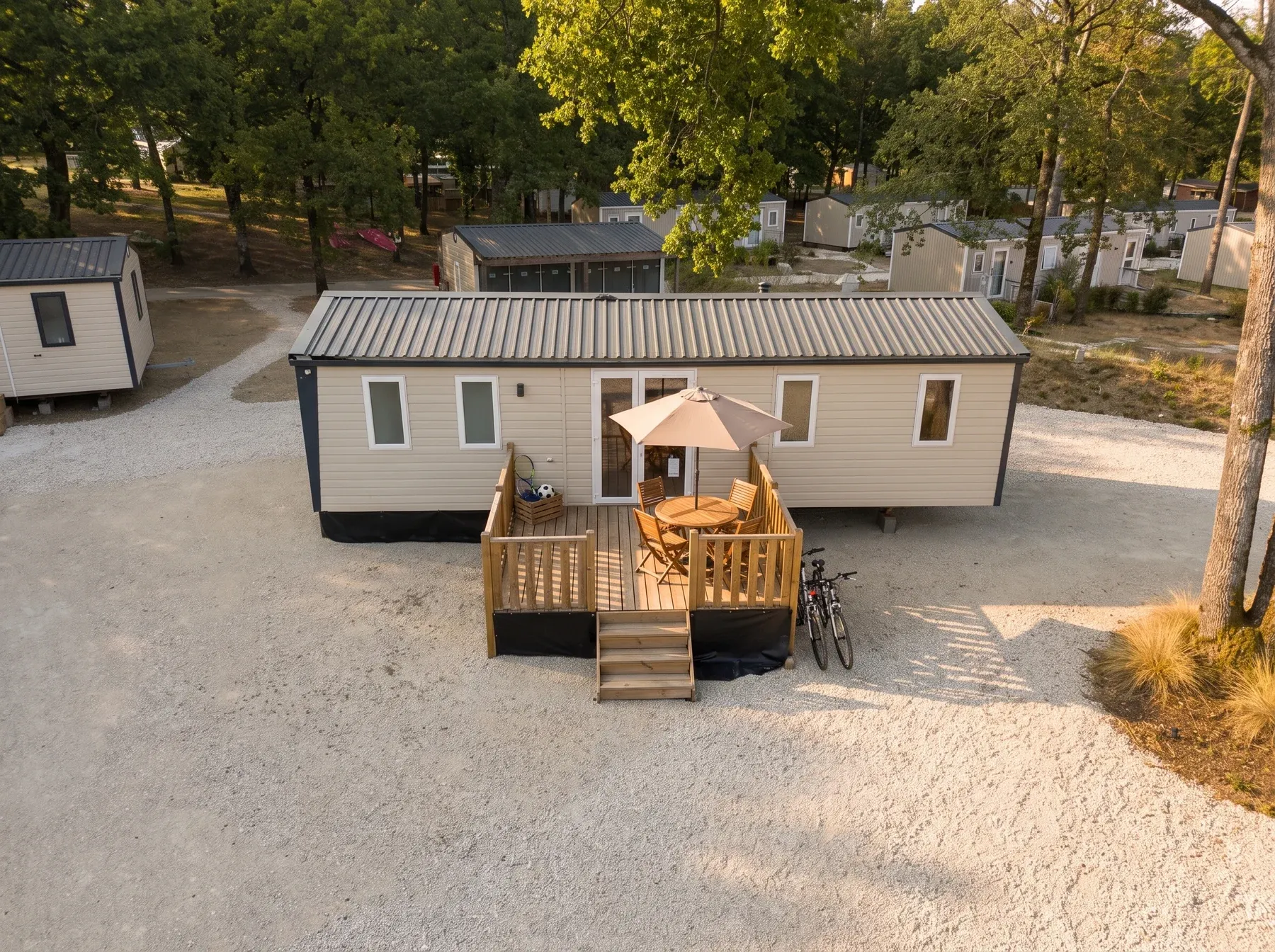 NEST 40.3 SAND — Le NEST 40.3 et sa terrasse sur la parcelle, vus du ciel