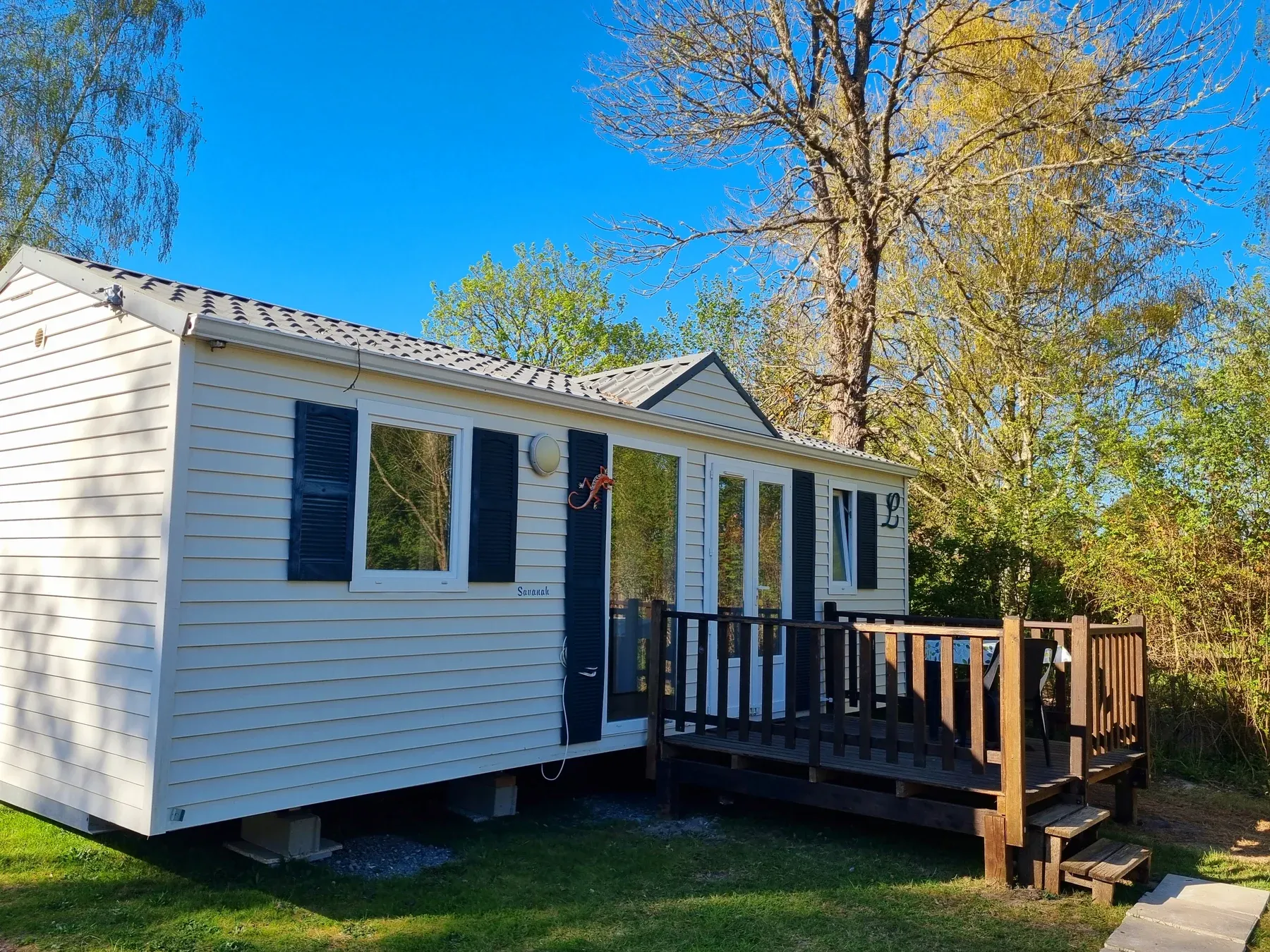 Parc de Coullons Grand Parc — Un mobil-home et sa terrasse bois, sur sa parcelle