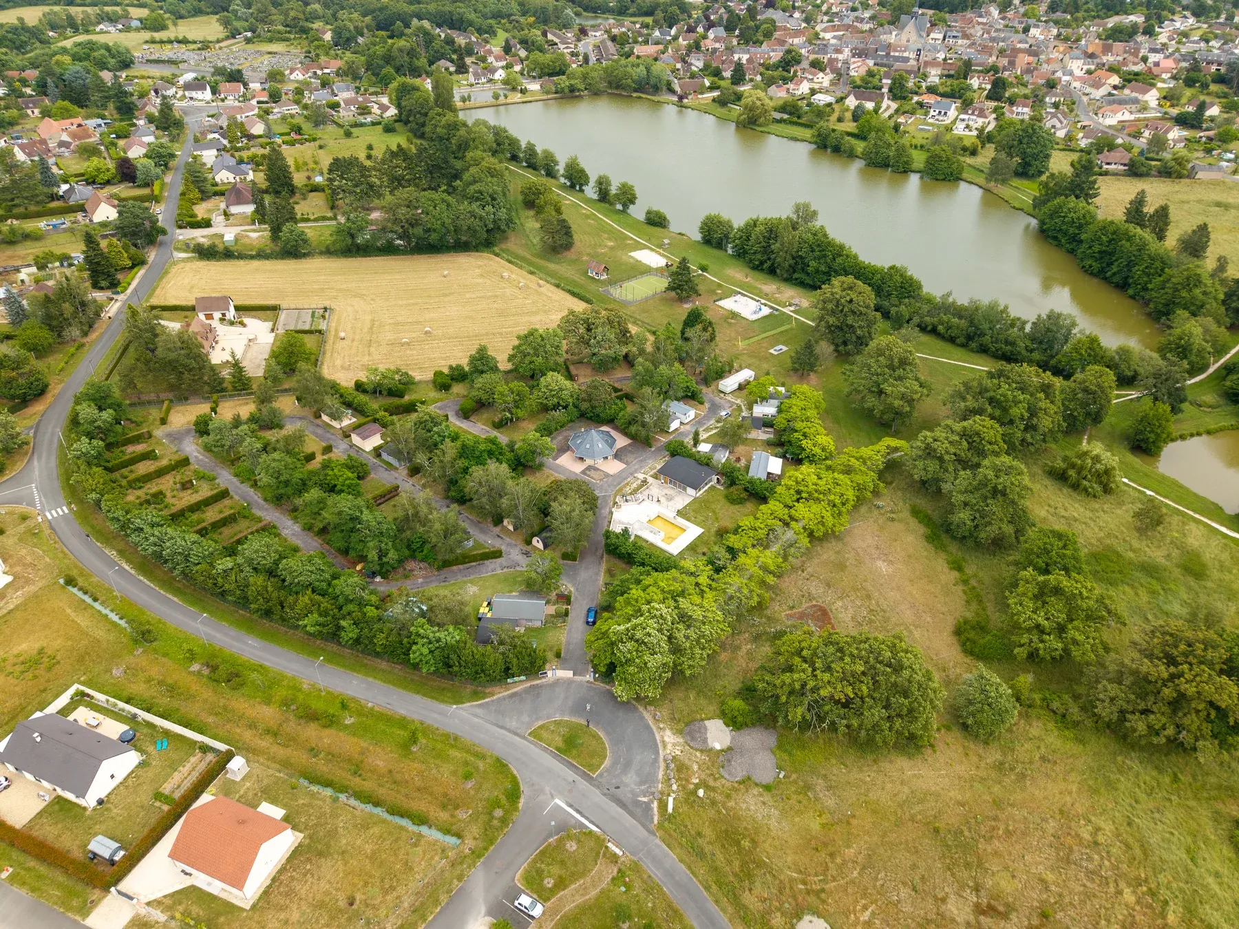 Parc de Coullons Grand Parc — Le parc, l’étang de Coullons et le bourg, vus du ciel