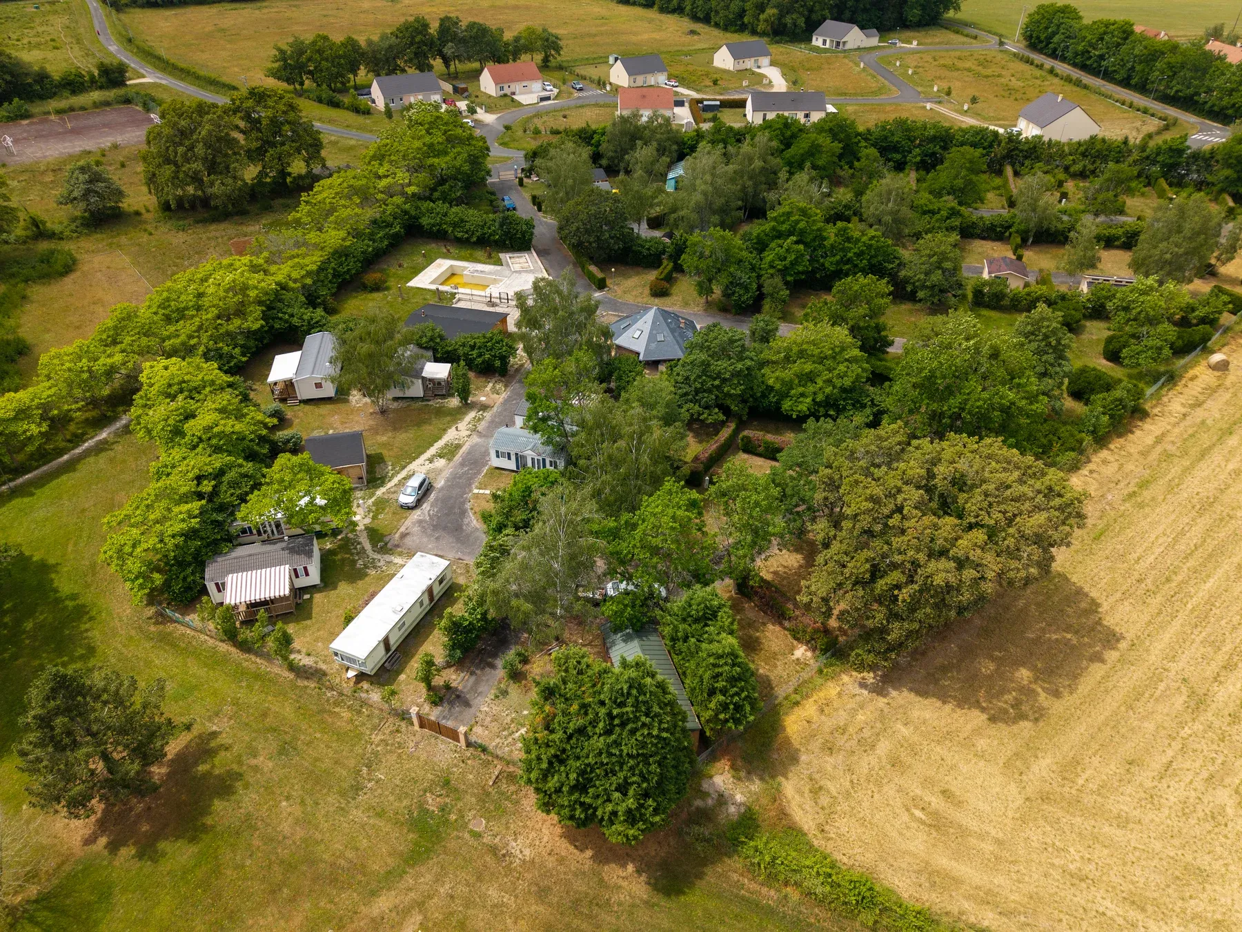 Parc de Coullons Grand Parc — Les parcelles réparties sous les arbres, vues du ciel