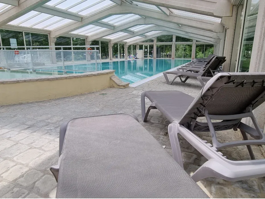 Parc de Nibelle — Les transats au bord du bassin