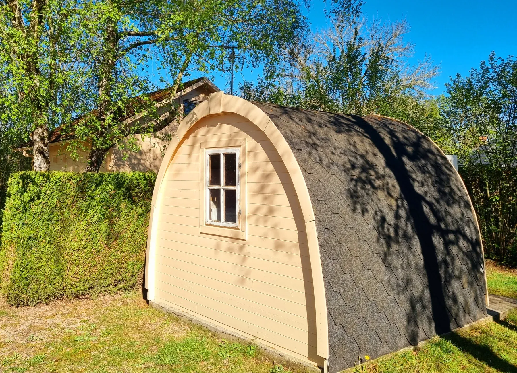 Parc de Coullons Grand Parc — Un pod en bois, à l’ombre des arbres
