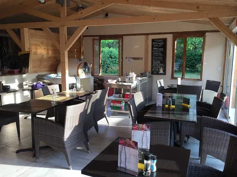 Parc de Coullons Grand Parc — Le restaurant du parc et son four à pizza
