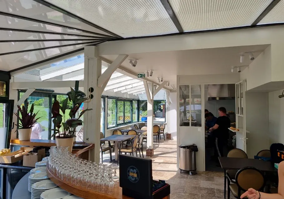 Parc de Nibelle — Le restaurant sous véranda et sa cuisine ouverte