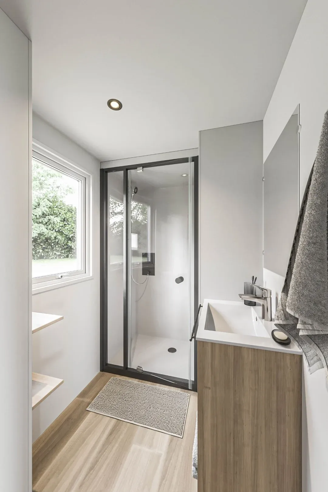 NEST LIFE 35.3 — La salle de bains, vasque et cabine de douche