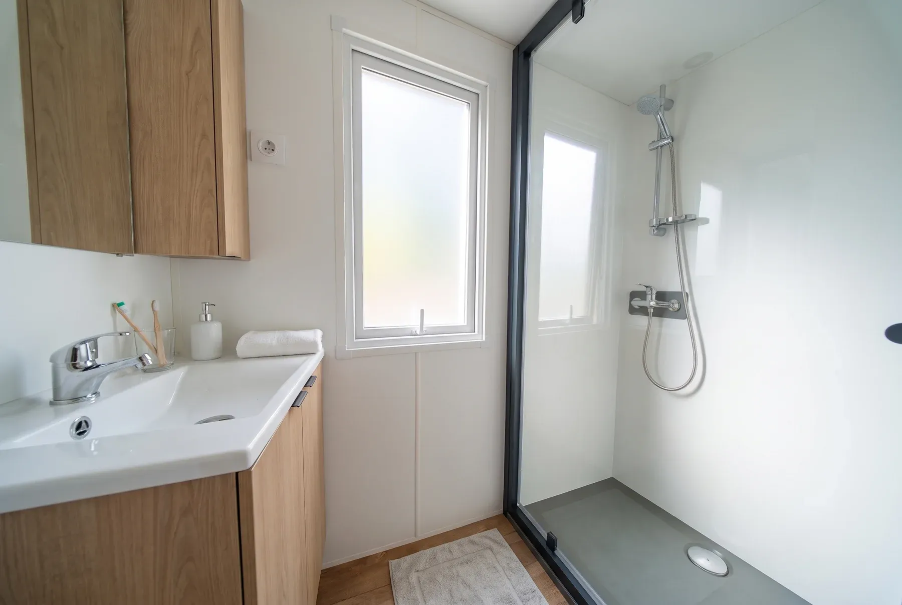 NEST PANO 38.2 — La salle de bains, vasque et cabine de douche