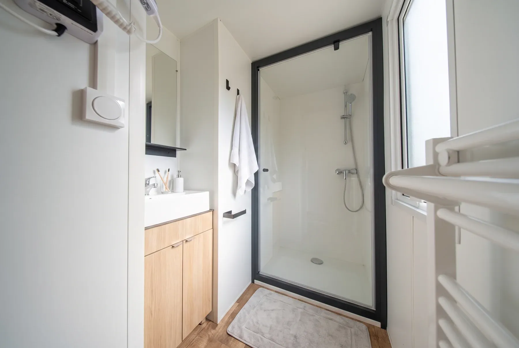 NEST 24.2 — La salle de bains, cabine de douche et sèche-serviettes