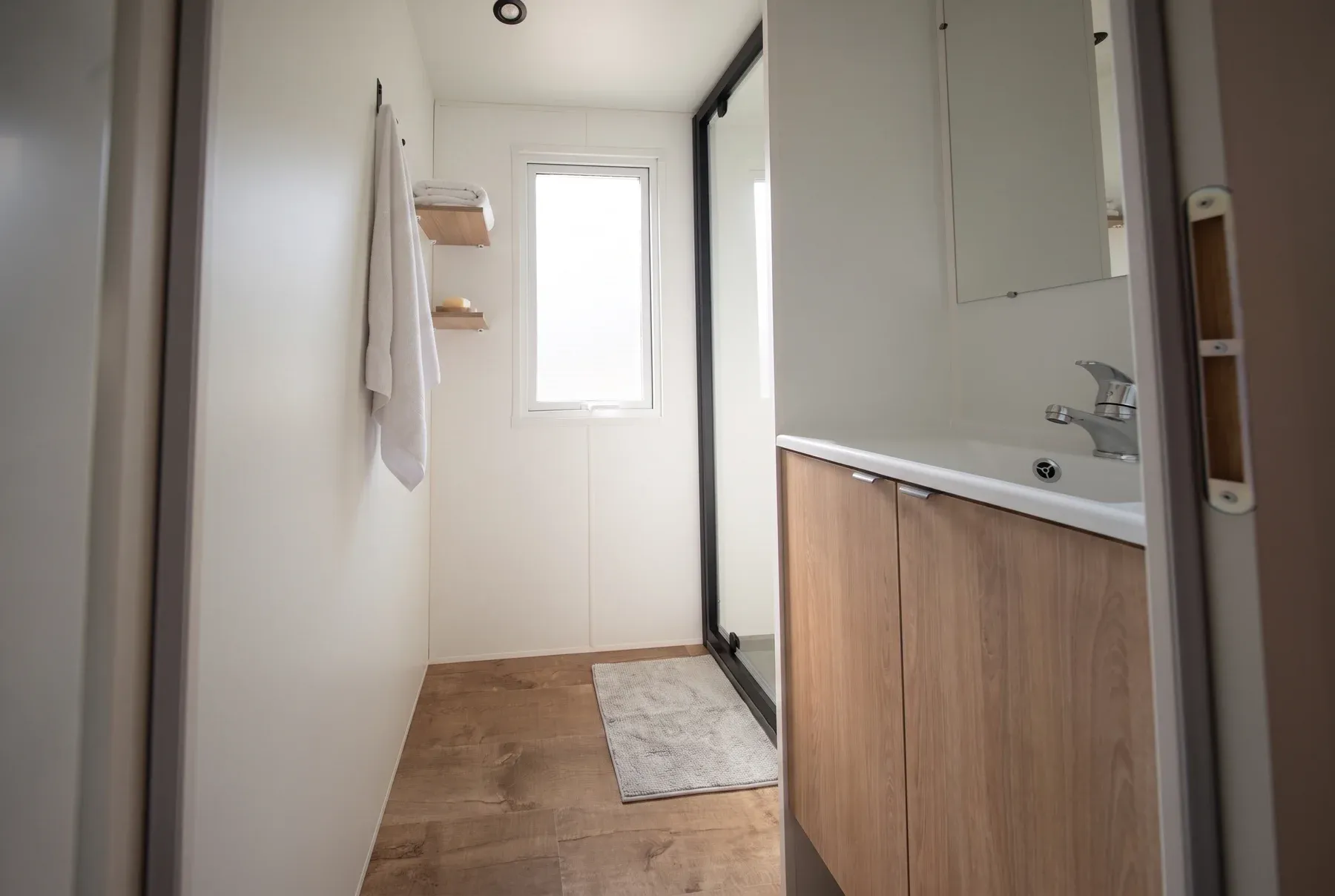 NEST 40.3 ARENA — La salle de bains, vasque et cabine de douche