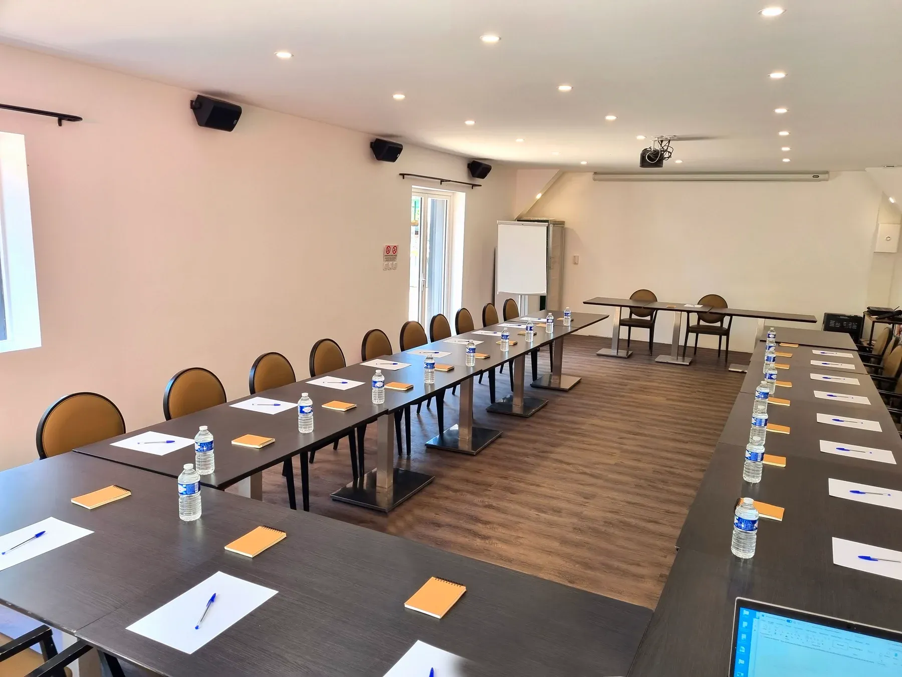 Parc de Nibelle — La salle de réunion, équipée pour les séminaires