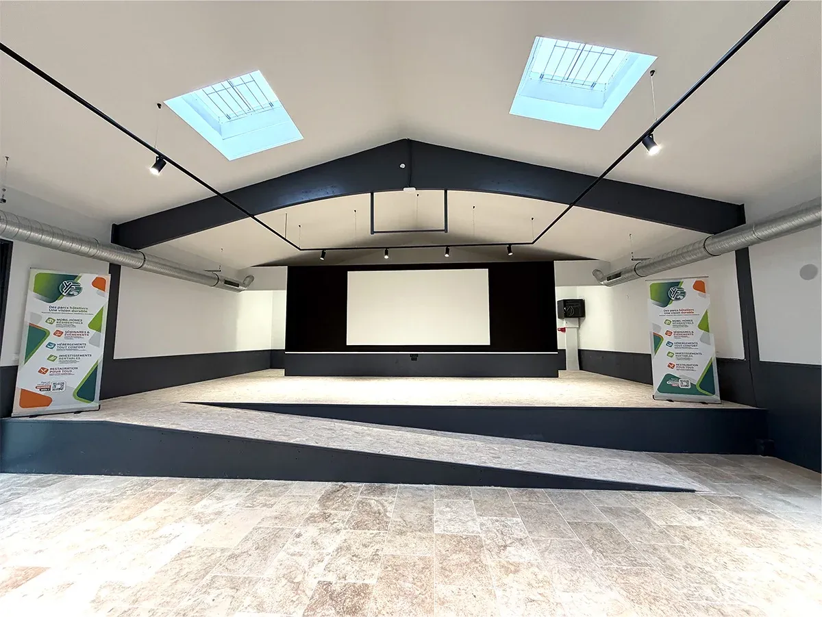 Parc de Nibelle — La salle de spectacle et sa scène