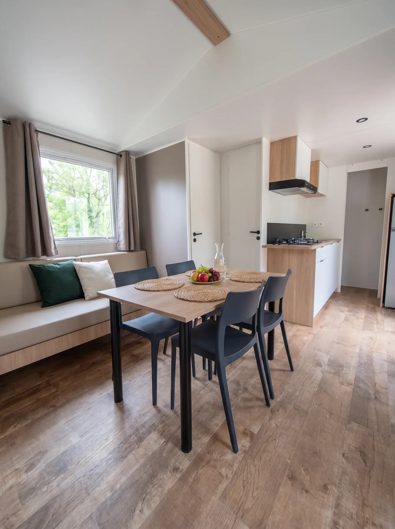NEST 29.2 — Le coin repas et sa banquette, sous la fenêtre du séjour