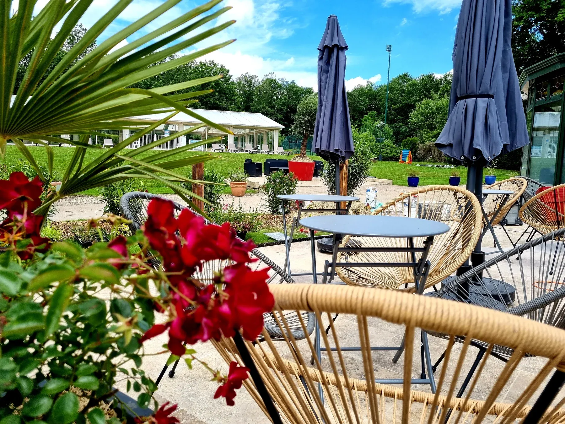 Parc de Nibelle — La terrasse du bar, fleurie face au parc