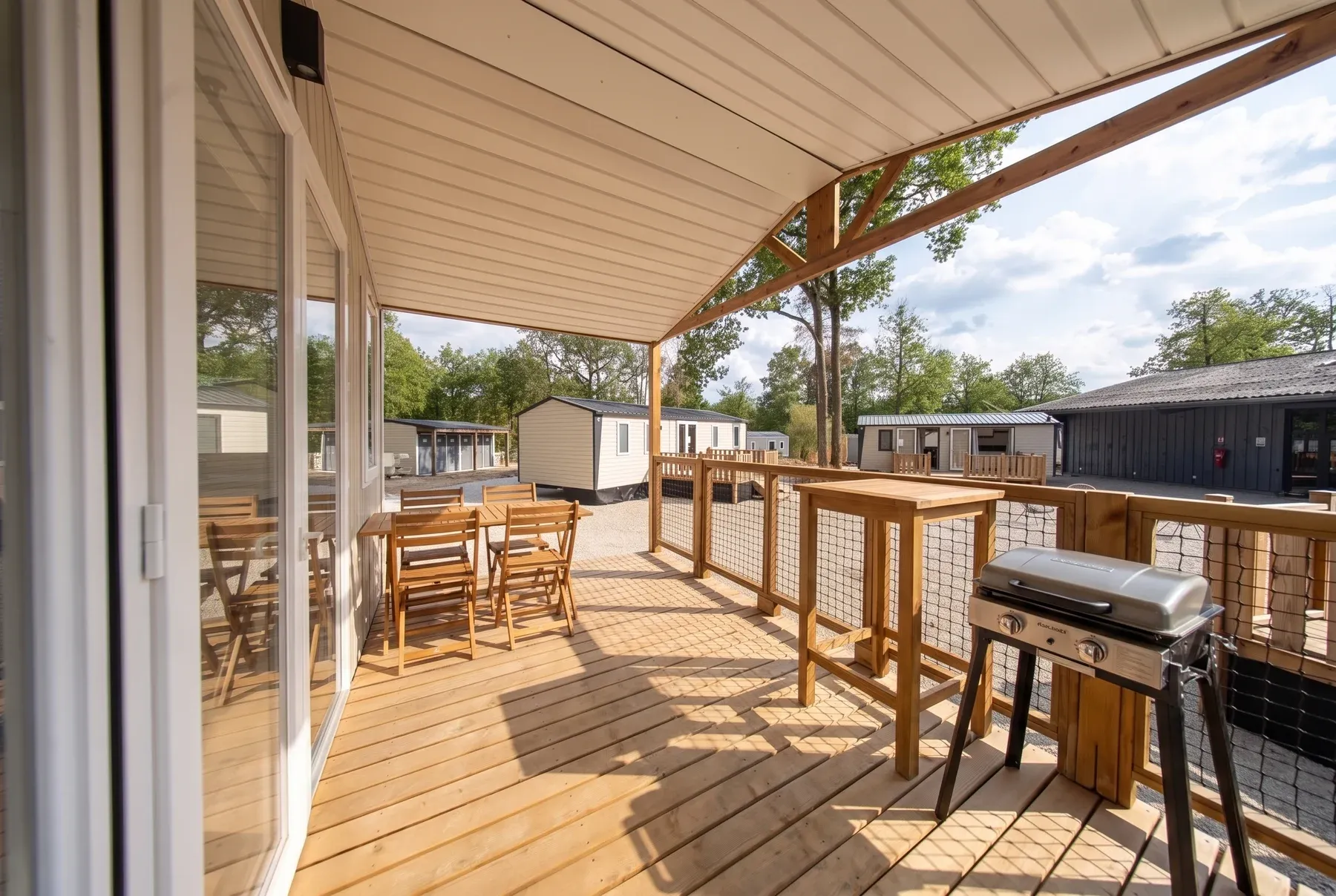 NEST PANO 38.2 — La terrasse intégrée couverte, salon de jardin et plancha