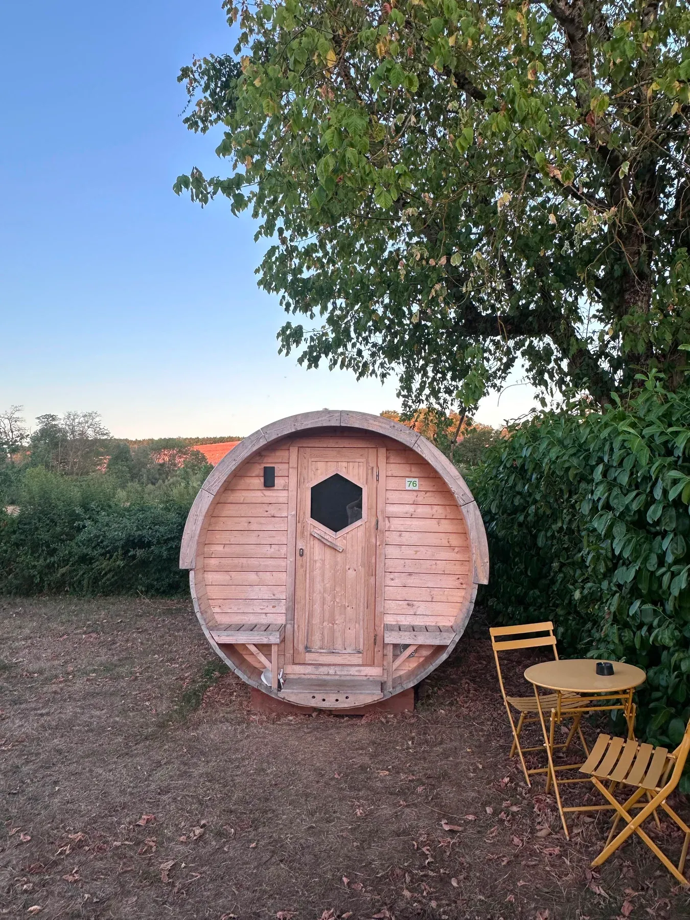 Parc de Charlieu — Un tonneau et sa terrasse, ouverts sur la campagne