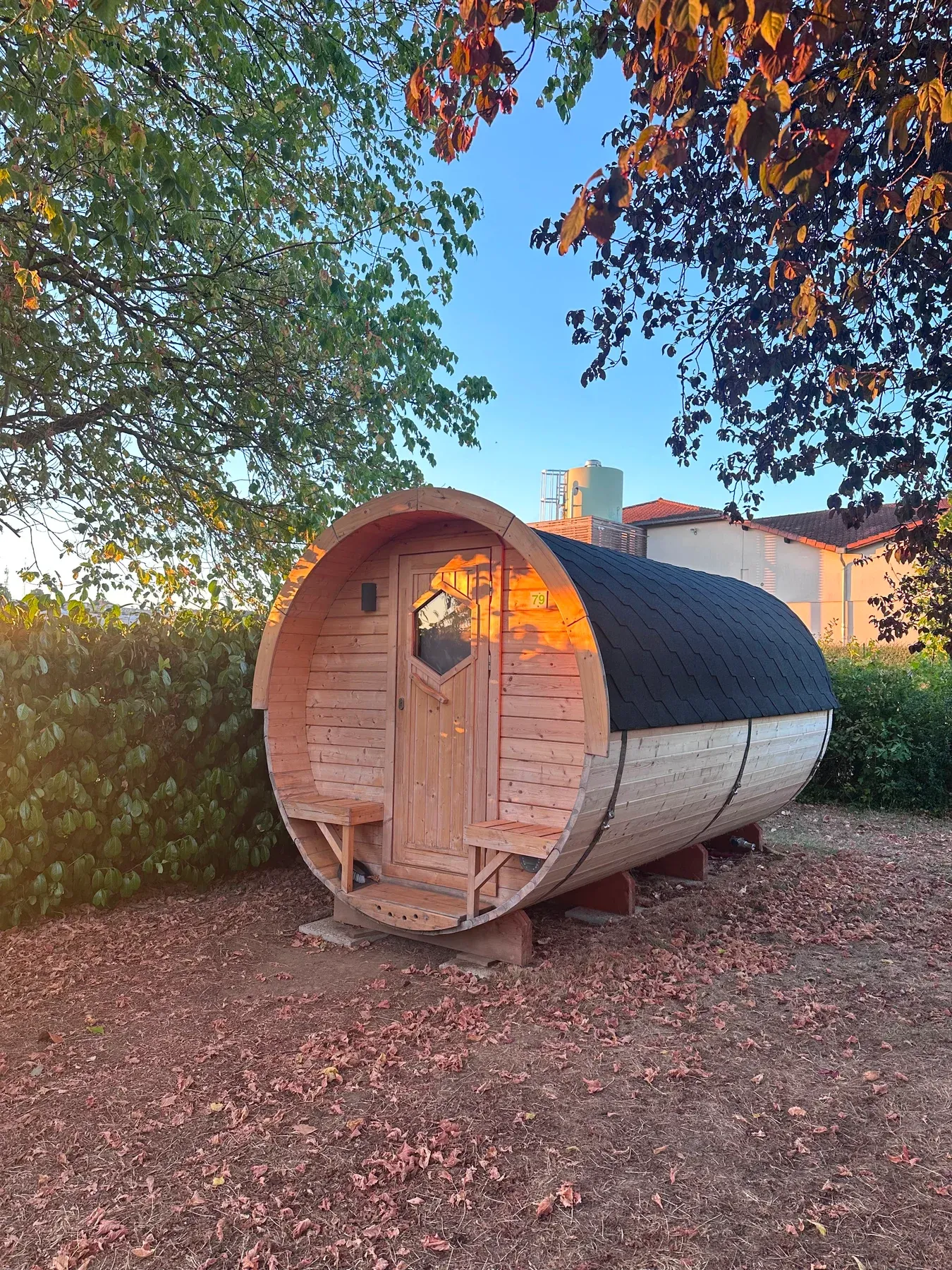 Parc de Charlieu — Un des tonneaux en bois du parc, à la lumière de fin de journée