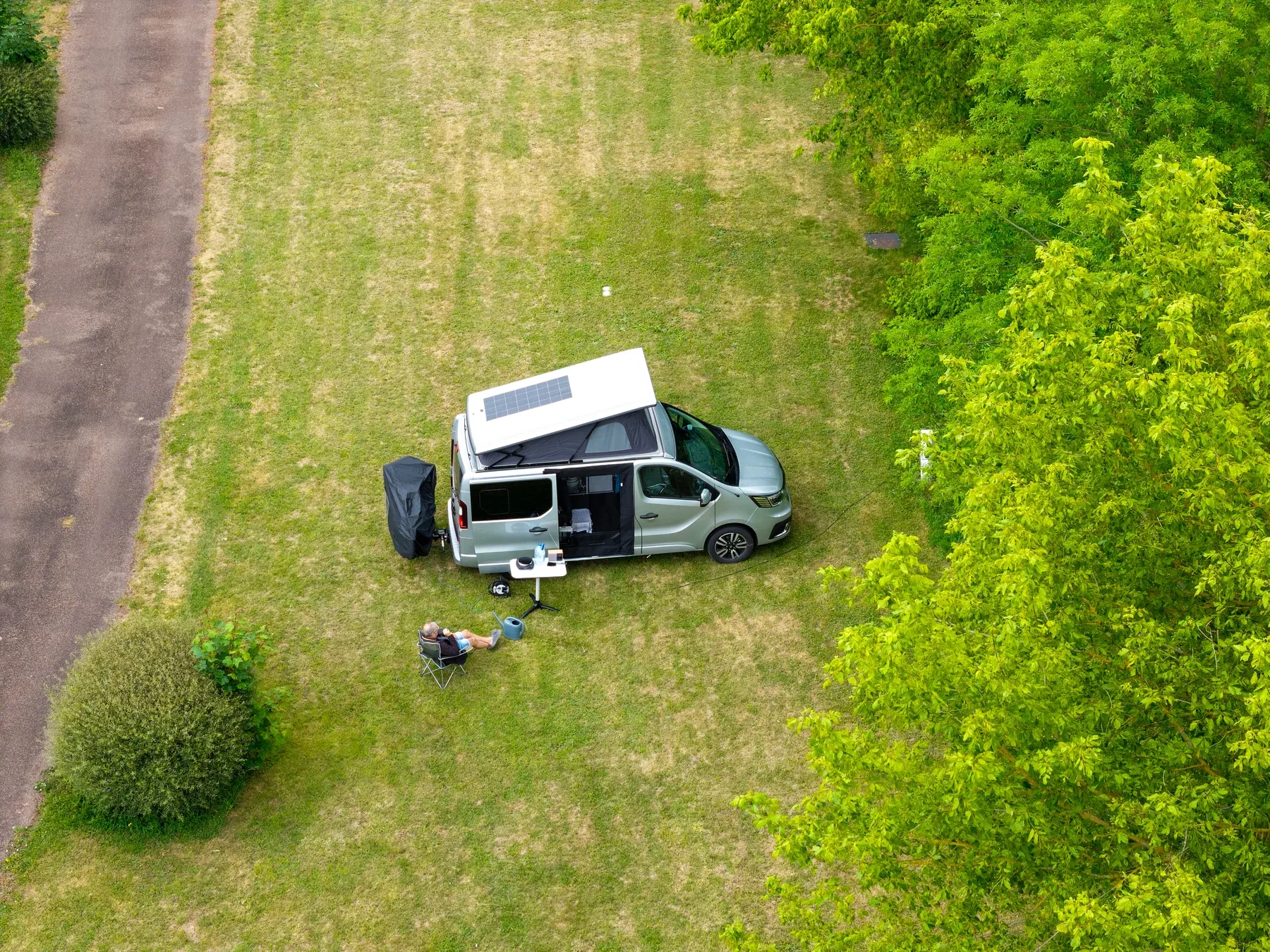 Parc de Ferrières — Un van installé sur son emplacement, à l’ombre des arbres