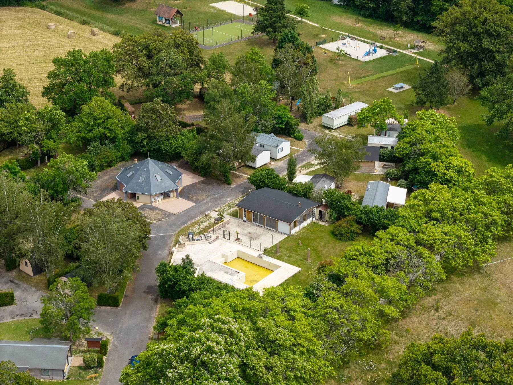 Parc de Coullons Grand Parc — Le cœur du parc vu du ciel : l’accueil, la piscine et le terrain multisport