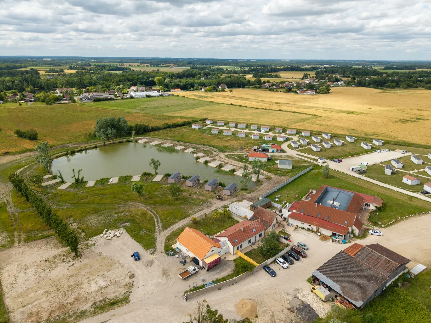 Parc de Lorris — L’étang, les emplacements de pêche et le corps de ferme